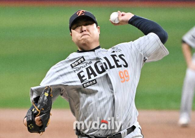 12일 오후 서울 고척스카이돔에서 진행된 '2026 프로야구 KBO리그' 키움 히어로즈와 한화 이글스의 경기. 한화 선발투수 류현진이 역투하고 있다./마이데일리