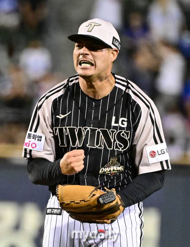 LG 리오스가 9회초 구원등판해 KBO 첫 세이브를 기록한 뒤 포효하고 있다./잠실=유진형 기자