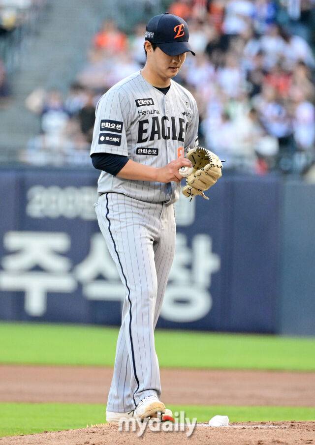 2026년 6월 2일 오후 서울 잠실구장에서 열린 '2026 신한 SOL KBO리그' 한화 이글스와 두산 베어스의 경기. 한화 선발투수 박준영이 3회말 두산 강승호와 정수빈에게 각각 솔로 홈런을 허용한 뒤 허탈해하고 있다./마이데일리