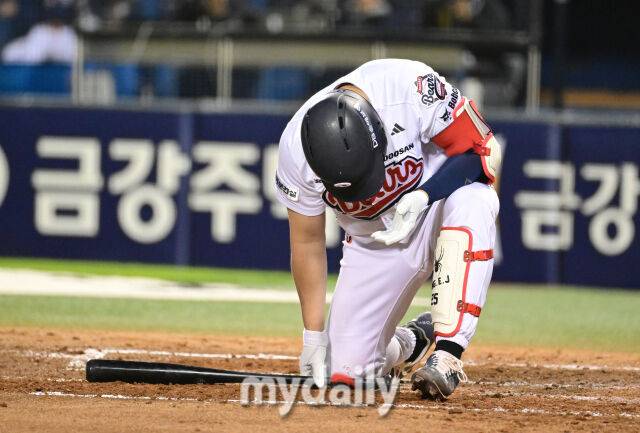 2026년 4월 29일 오후 서울 잠실구장에서 열린 '2026 신한 SOL KBO리그' 삼성 라이온즈와 두산 베어스 경기. 두산 양의지가 4회말 1사 3루서 헛스윙을 한 뒤 아쉬워하고 있다./마이데일리