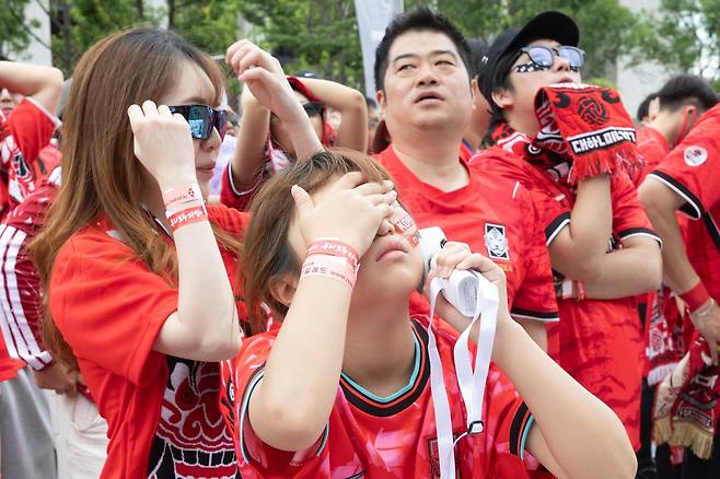 2026 북중미 월드컵 대한민국과 남아공 조별리그 3차전이 열린 25일 오전 서울 종로구 광화문광장에서 시민들이 대한민국이 1:0으로 패배하자 아쉬워하고 있다. 윤창빈 기자
