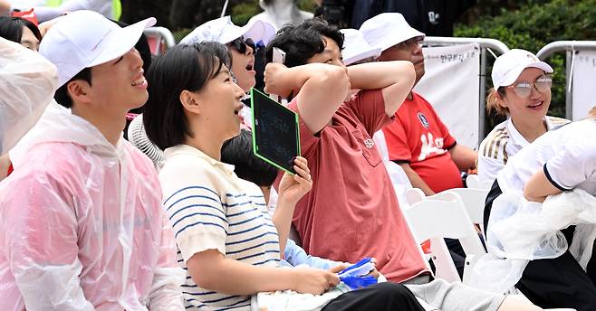 2026 북중미 월드컵 조별리그 A조 3차전 대한민국과 남아프리카공화국의 경기가 열린 25일 오전 서울 여의도 한국투자증권 본사 앞에서 시민들이 응원하고 있다. 이상섭 기자