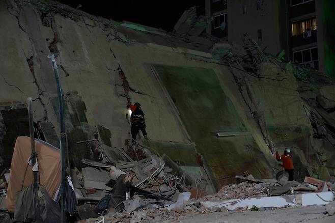 Rescue workers comb through the rubble of a collapsed building after an earthquake in Caracas, Venezuela, Thursday, June 25, 2026. (AP Photo/Ariana Cubillos)