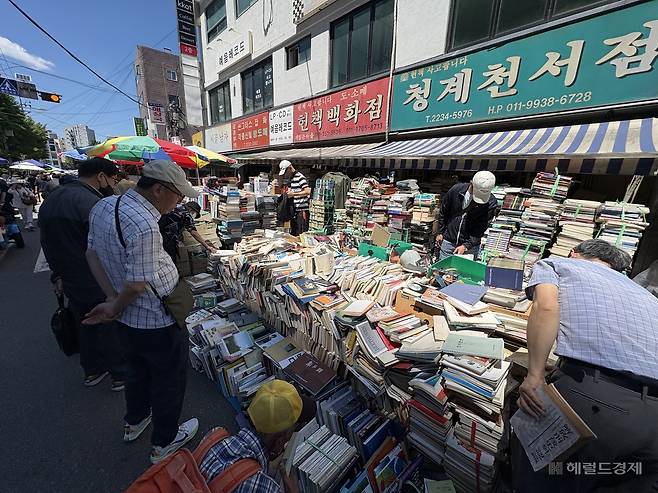 23일 오후 종로구 숭인동 동묘시장 서점에서 헌책을 1000원에 판매하는 모습. 정주원 기자
