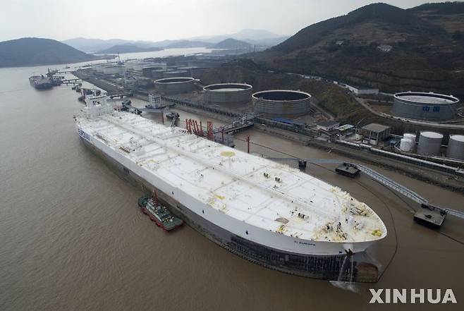 (180326) -- BEIJING, March 26, 2018 (Xinhua) -- The supertanker TI Europe is seen at a berth in Daxie port zone of Ningbo-Zhoushan Port in Ningbo, east China's Zhejiang Province, Feb. 16, 2017.    China launched trading of crude oil futures contracts at the Shanghai International Energy Exchange on Monday in its steady move of opening up the financial sector.    It was the first futures contracts listed on China's mainland to overseas investors, putting domestic and foreign investors on an equal footing.    (Xinhua/Huang Zongzhi) (lmm)