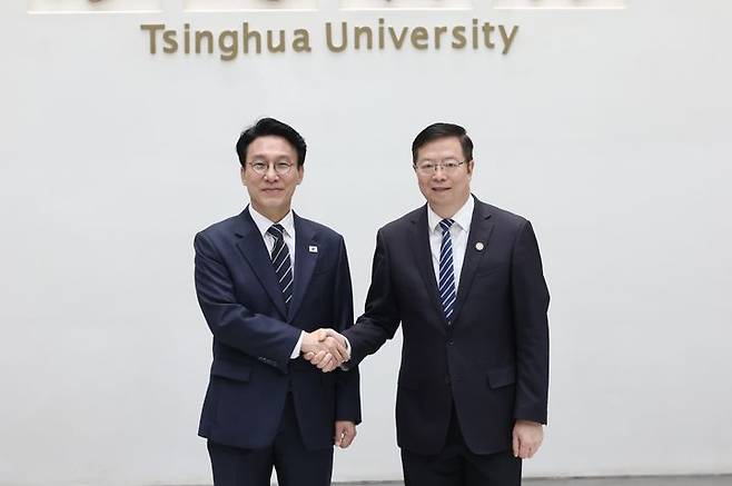[서울=뉴시스] 조수정 기자 = '세계경제포럼(WEF) 제17차 뉴 챔피언 연차총회'(하계 다보스포럼) 참석차 중국을 방문한 김민석 국무총리가 23일 오전 (현지 시간) 베이징 칭화대를 방문해 당서기인 추융(邱勇) 중국과학원 원사와 면담, 기념촬영 하고 있다. (사진=국무총리실 제공) 2026.06.23. chocrystal@newsis.com *재판매 및 DB 금지
