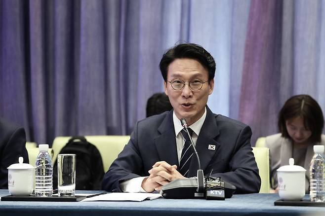 [서울=뉴시스] 조수정 기자 = '세계경제포럼(WEF) 제17차 뉴 챔피언 연차총회'(하계 다보스포럼) 참석차 중국을 방문한 김민석 국무총리가 23일 오전 (현지 시간) 베이징 칭화대를 방문해 당서기 및 법학원장과 면담하고 있다. (사진=국무총리실 제공) 2026.06.23. chocrystal@newsis.com *재판매 및 DB 금지