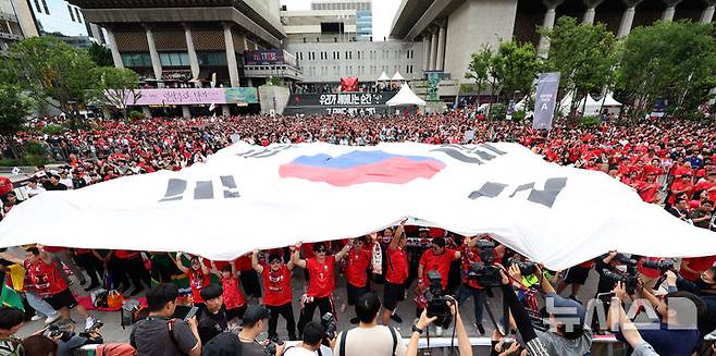 [서울=뉴시스] 이영환 기자 = 2026 북중미 월드컵 조별리그 A조 대한민국과 남아프리카공화국의 경기가 열린 25일 서울 종로구 광화문광장에서 시민들이 대형 태극기를 펼치고 있다. 2026.06.25. 20hwan@newsis.com