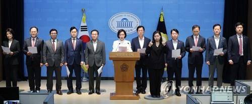 소통관 기자회견하는 국민의힘 TK의원들 (서울=연합뉴스) 이동해 기자 = 이인선 의원을 비롯한 대구-경북지역 국민의힘 의원들이 25일 국회 소통관에서 광주·전남권 제2국가 반도체 클러스터 조성 계획과 관련한 기자회견을 하고 있다. 2026.6.25 eastsea@yna.co.kr