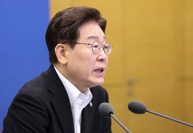 이재명 대통령이 25일 청와대에서 열린 수석보좌관회의에서 발언하고 있다. 연합뉴스