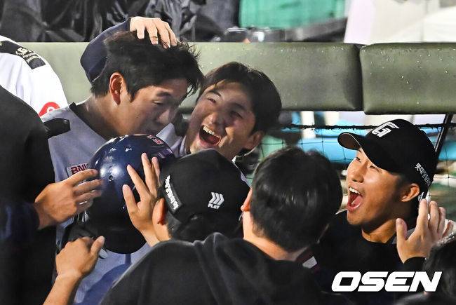 [OSEN=부산, 이석우 기자] 24일 부산 사직야구장에서 2026 신한 SOL KBO 리그 롯데 자이언츠와 NC 다이노스의 경기가 열렸다. 홈팀 롯데는 로드리게스가, 방문팀 NC는 테일러가 선발 출전했다.롯데 자이언츠 나승엽이 8회말 2사 만루 우익수 앞 안타를 치고 교체되며 동료들의 축하를 받고 있다. 2026.06.24 / foto0307@osen.co.kr