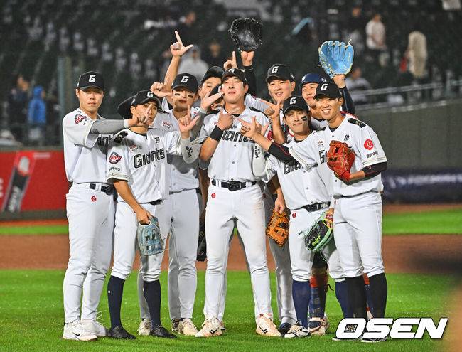 [OSEN=부산, 이석우 기자] 24일 부산 사직야구장에서 2026 신한 SOL KBO 리그 롯데 자이언츠와 NC 다이노스의 경기가 열렸다. 홈팀 롯데는 로드리게스가, 방문팀 NC는 테일러가 선발 출전했다.롯데 자이언츠 나승엽과 선수들이 5-3으로 역전승을 올리고 기념촬영 세리머니를 하고 있다. 2026.06.24 / foto0307@osen.co.kr