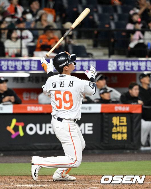 [OSEN=대전, 이대선 기자] 31일 대전 한화생명볼파크에서 2026 신한 SOL KBO리그 한화 이글스와 KT 위즈의 경기가 열렸다.이날 한화는 오웬 화이트, KT는 케일럽 보쉴리를 선발로 내세웠다.8회말 2사 1루에서 한화 허인서가 좌월 투런 홈런을 치고 있다. 2026.03.31 /sunday@osen.co.kr