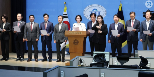 ▲국민의힘 대구·경북(TK) 지역 의원들이 25일 서울 여의도 국회 소통관에서 광주·전남권 제2국가 반도체 클러스터 조성 추진 관련 기자회견을 열고 있다.ⓒ연합뉴스 제공
