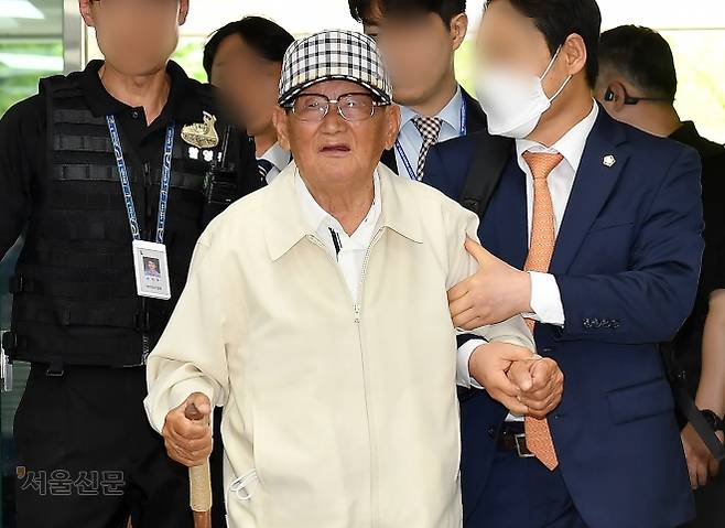 ‘국힘 가입 압력’ 이만희 신천지총회장 구속 - 국민의힘 책임당원 집단 가입 의혹을 받는 이만희 신천지예수교증거장막성전(신천지) 총회장이 24일 오후 서울중앙지방법원에서 열린 구속 전 피의자 심문(영장실질심사)을 받기 위해 출석하고 있다. 김진만 서울중앙지법 영장전담 부장판사는 이날 이 총회장에 대해 “증거인멸 염려가 있다”며 구속영장을 발부했다. 이지훈 기자