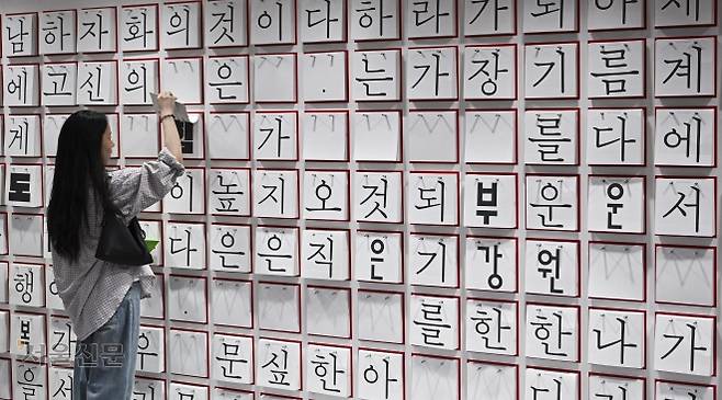 유네스코가 올해를 ‘김구 탄생 150주년 기념해’로 지정한 것을 계기로 국가보훈부가 도서전에 차린 ‘김구 특별전’ 부스를 관람객이 둘러보고 있다. 이지훈 기자