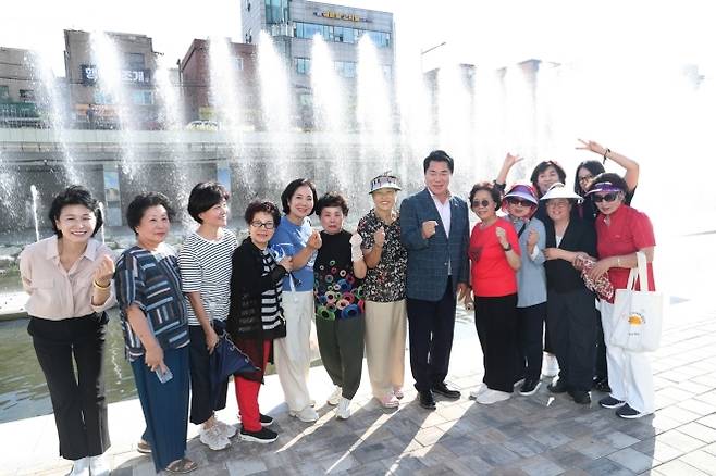 관악구 별빛내린천 음악분수 - 박준희(왼쪽 여덟번째) 서울 관악구청장이 지난 24일 별빛내린천 음악분수 개장식에서 주민들과 기념 사진을 찍고 있다. 관악구 제공