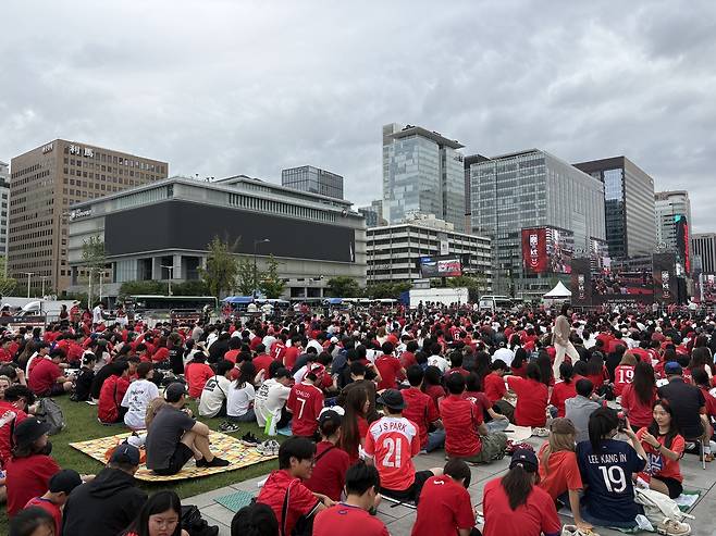 25일 서울 광화문광장에 모인 축구팬들이 2026 국제축구연맹(FIFA) 북중미월드컵 A조 조별리그 3차전 대한민국과 남아프리카공화국의 경기 거리응원에 나서고 있다. 남소정 기자