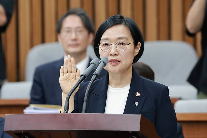 한성숙 국무총리 후보자가 25일 국회에서 열린 인사청문회에서 선서하고 있다. ⓒ연합뉴스