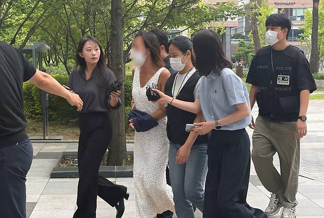 잠실 개표소 봉쇄 시위 현장에서 현장 경찰관에게 침을 뱉는 등 공무집행을 방해한 혐의를 받는 40대 여성이 25일 구속 전 피의자 심문 참석차 서울동부지방법원에 출석하고 있다. ⓒ연합뉴스