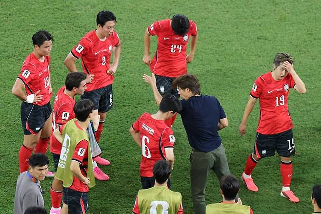 ▲ 최상의 조편성이라는 기대감 속에 원정 월드컵 최고 성적까지 기대했던 대표팀은 1승 2패로 조별리그를 마쳤다. 기대이하의 결과물을 받은 한국은 조 3위로 마쳐 32강 진출 가능성만 남겼다.&nbsp; ⓒ연합뉴스