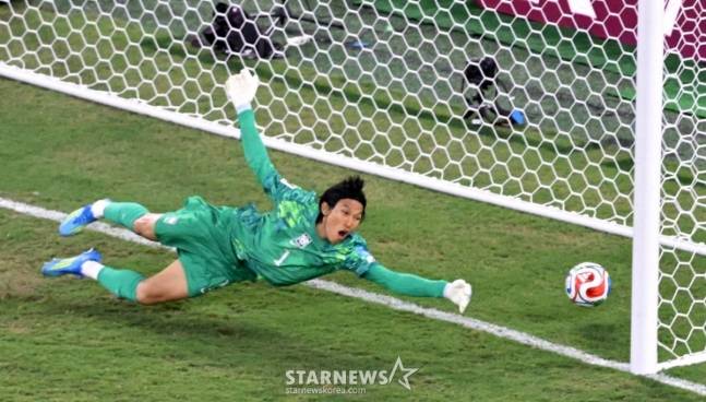 2026 북중미월드컵 A조 3차예선 대한민국 대 남아공 경기가 25일(한국시간) 멕시코 몬테레이 에스타디오 BBVA에서 열렸다.후반전 김승규가 다이빙을 해보지만 남아공의 골을 막지못하고 있다.  /사진=김진경 대기자