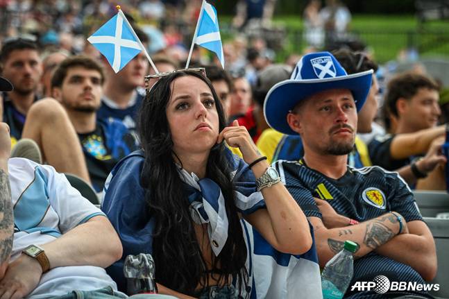 브라질전 패배에 아쉬워하는 스코틀랜드 축구팬들. /AFPBBNews=뉴스1