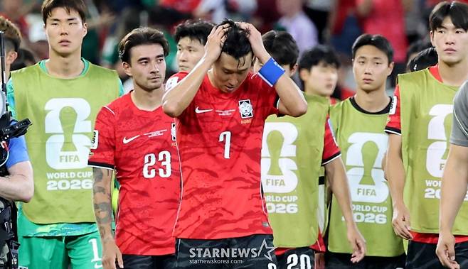 2026 북중미월드컵 A조 3차예선 대한민국 대 남아공 경기가 25일(한국시간) 멕시코 몬테레이 에스타디오 BBVA에서 열렸다.  후반전  선제골을 허용하며 남아공에 0-1로 패해 조3위에 머문  대표팀, 손흥민, 옌스 등 대표팀 선수들이 아쉬운 표정으로 경기를 마무리하고 있다.  2026.06.24. /사진=김진경 kim.jinkyung@