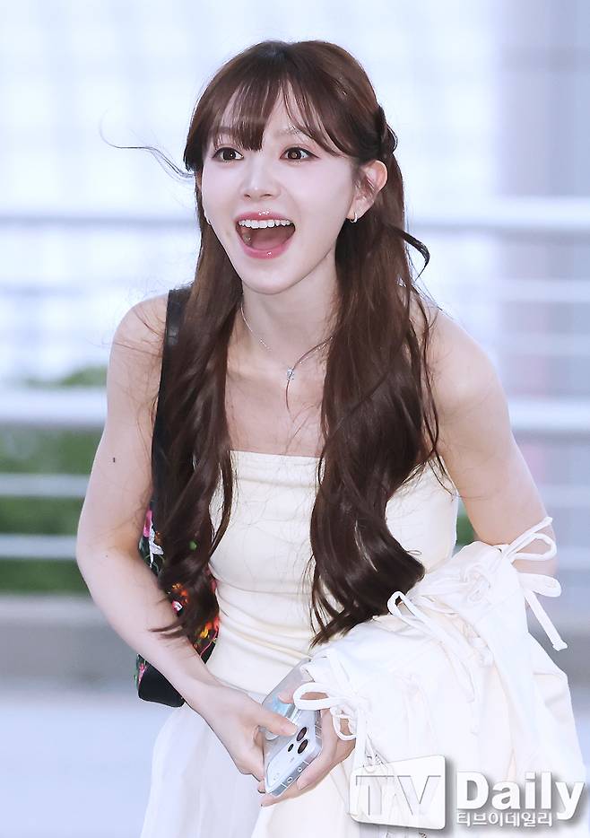 Chinese actress Qian Ximei successfully completed all her schedules in Korea and departed for China via Incheon International Airport on the evening of the 25th. Qian Ximei left the airport with a bright demeanor, perfectly pulling off a trendy Korean pose.