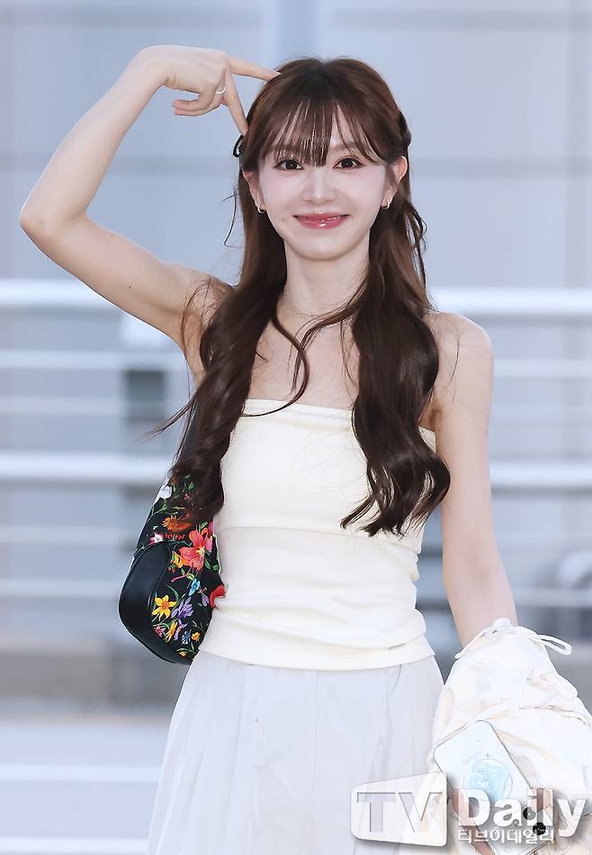 Chinese actress Qian Ximei successfully completed all her schedules in Korea and departed for China via Incheon International Airport on the evening of the 25th. Qian Ximei left the airport with a bright demeanor, perfectly pulling off a trendy Korean pose.
