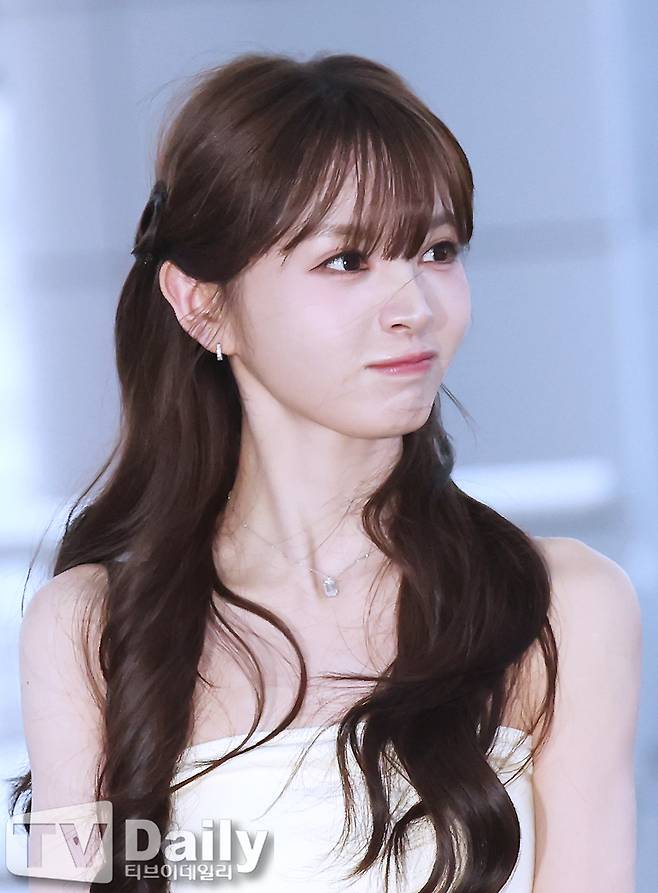 Chinese actress Qian Ximei successfully completed all her schedules in Korea and departed for China via Incheon International Airport on the evening of the 25th. Qian Ximei left the airport with a bright demeanor, perfectly pulling off a trendy Korean pose.