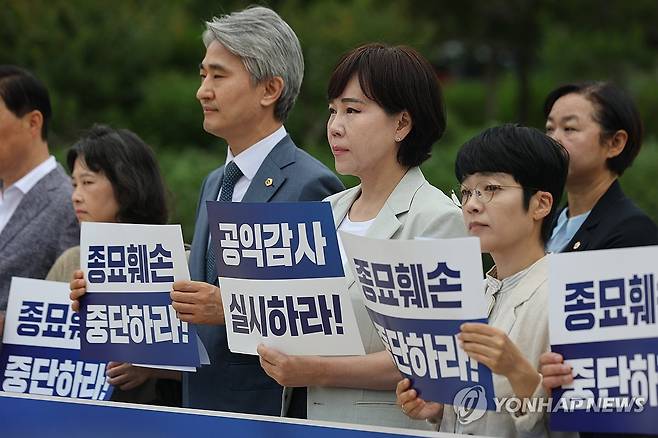 종묘 앞 초고층 개발사업 인가 고시 철회촉구 공동기자회견 (서울=연합뉴스) 서대연 기자 = 더불어민주당 전현희 의원과 참여연대 등 단체 회원들이 25일 서울 종로구 종묘시민광장에서 종묘 앞 초고층 개발사업 인가 고시 철회촉구 공동기자회견을 열고 있다. 2026.6.25 dwise@yna.co.kr