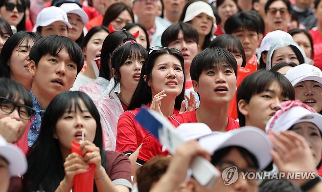 '제발 한 골만' (서울=연합뉴스) 이진욱 기자 = 2026 북중미 월드컵 조별리그 A조 3차전 한국과 남아프리카공화국과의 경기가 열리는 25일 서울 영등포구 한국투자증권 본사 앞에서 시민들이 응원하고 있다. 2026.6.25 cityboy@yna.co.kr