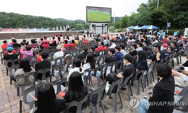 울산 호반광장서 남아공전 응원하는 시민 (울산=연합뉴스) 김용태 기자 = 25일 울산시 남구 문수호반광장에 모인 시민이 2026 북중미 월드컵 조별리그 3차전 한국과 남아프리카공화국의 경기를 시청하며 응원하고 있다. 2026.6.25 yongtae@yna.co.kr
