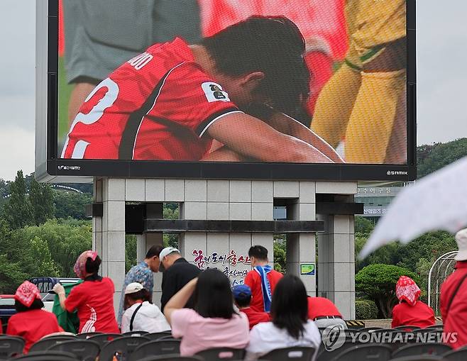 남아공전 패배에 아쉬워하는 울산시민 (울산=연합뉴스) 김용태 기자 = 25일 울산시 남구 문수호반광장에 모인 시민이 2026 북중미 월드컵 조별리그 3차전에서 한국이 남아프리카공화국에 패배하자 아쉬워하며 자리를 뜨고 있다. 2026.6.25 yongtae@yna.co.kr
