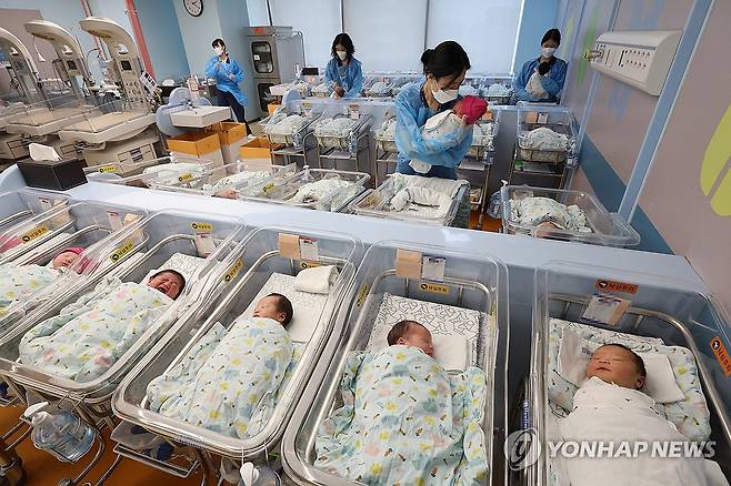 신생아실에서 신생아 돌보는 의료진 [연합뉴스 자료사진]