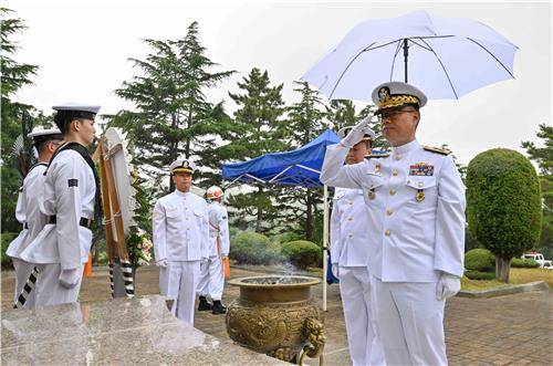 이남규 1함대사령관 헌화 후 경례 [해군 1함대 제공. 재판매 및 DB 금지]