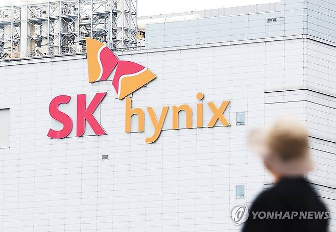 SK하이닉스, 시총 '1조달러 클럽' 진입 (수원=연합뉴스) 홍기원 기자 = SK하이닉스의 시가총액이 27일 사상 처음으로 '1조 달러'를 돌파했다. 국내에선 삼성전자에 이어 두 번째, 아시아에선 TSMC와 삼성전자에 이어 세 번째다. 
    사진은 지난 26일 경기도 이천시 SK하이닉스 본사 모습. 2026.5.27 xanadu@yna.co.kr