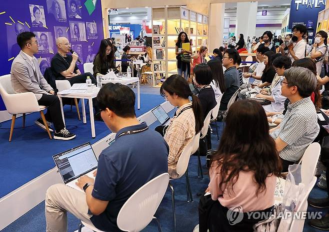 한국서 신간 기자간담회 연 베르나르 베르베르 (서울=연합뉴스) 이재희 기자 = 베르나르 베르베르 작가가 25일 서울 강남구 코엑스에서 개막한 서울국제도서전의 프랑스관에서 신간 '영혼의 왈츠' 발행 기자간담회를 열어 인사말을 하고 있다. 2026.6.25 scape@yna.co.kr