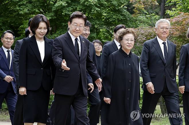노무현 전 대통령 추도식 입장하는 이재명 대통령, 권양숙 여사, 문재인 전 대통령 (김해=연합뉴스) 김도훈 기자 = 이재명 대통령 부부, 권양숙 여사, 문재인 전 대통령이 23일 경남 김해 봉하마을에서 열린 고 노무현 전 대통령 서거 17주기 추도식에 입장하고 있다. 2026.5.23 [청와대통신사진기자단] superdoo82@yna.co.kr