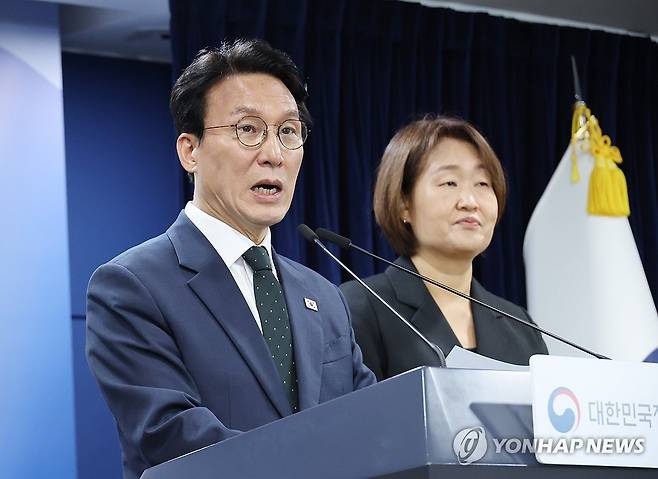 김민석 총리, "검찰 보완수사권 폐지" (서울=연합뉴스) 안정원 기자 = 김민석 국무총리가 25일 서울 종로구 정부서울청사에서 열린 검찰개혁 관련 현안 브리핑에서 "검찰 보완수사권 폐지를 정부의 기본 입장으로 최종 정리했다"고 밝히고 있다. 2026.6.25 jeong@yna.co.kr