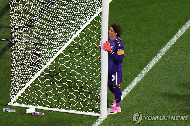 체코전 후 골대에 입 맞추는 오초아. [AP=연합뉴스]