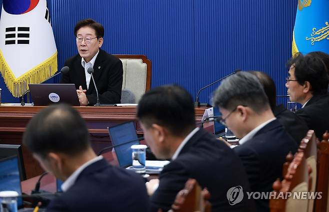 이재명 대통령, 수석보좌관회의 주재 (서울=연합뉴스) 한상균 기자 = 이재명 대통령이 25일 청와대에서 수석보좌관회의를 주재하고 있다. 2026.6.25 xyz@yna.co.kr