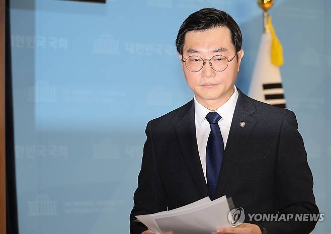 기자회견 마친 장경태 의원 (서울=연합뉴스) 박동주 기자 = 더불어민주당 장경태 의원이 30일 서울 여의도 국회 소통관에서 자신의 성추행 의혹 보도 등과 관련해 입장을 밝히는 기자회견을 마치고 밖으로 나서고 있다. 2025.11.30 pdj6635@yna.co.kr