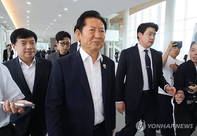 정청래 전 대표, 당선인 워크숍 참석 (정읍=연합뉴스) 최영수 기자 = 정청래 전 더불어민주당 대표가 25일 전북 정읍시 아우름캠퍼스에서 열린 전북지역 당선인 워크숍에 참석하고 있다. 2026.6.25 kan@yna.co.kr