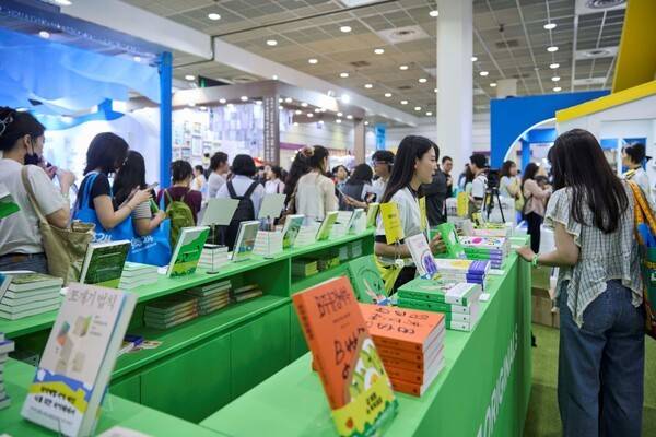밀리의서재 서울국제도서전 부스 내 오리지널스 판매 존.[출처=kt 밀리의서재]
