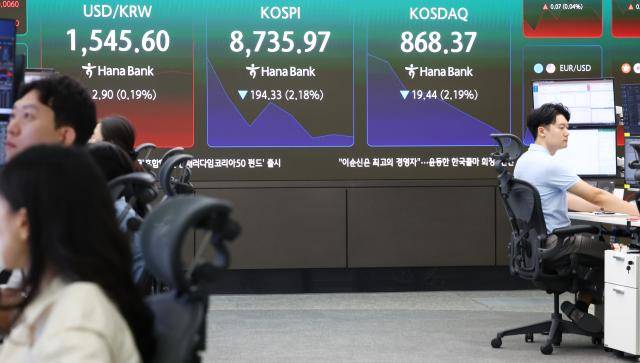 26일 서울 중구 하나은행 딜링룸 현황판에 코스피 등이 표시되고 있다. 이날 코스피는 전 거래일 대비 117.12포인트(1.31%) 내린 8813.18에, 코스닥은 0.38% 내린 884.43에 개장했다. [사진=연합뉴스]