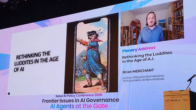 테크 저널리스트이자 작가인 브라이언 머천트(Brian MERCHANT)가 ‘산업혁명과 러다이트 운동: AI 시대에의 재조명’을 주제로 기조 강연을 진행했다. 머천트 작가는 아이폰을 다룬 베스트셀러 ‘The One Device’의 저자이며, 최근 저서 ‘Blood in the Machine: The Origins of the Rebellion Against Big Tech’에서 빅테크에 대한 저항의 역사적 기원을 추적한 인물이다. 현재는 AI 나우 연구소(AI Now Institute)의 저널리스트 인 레지던스(Journalist in Residence)로 활동하고 있다. (사진=테크42)