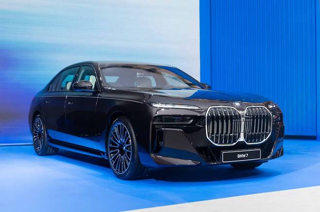 플래그십 세단의 압도적인 존재감을 한층 강조한 글로벌 135대 한정 모델 ‘BMW 7시리즈 네로 루쏘 에디션’. (사진=BMW 그룹 코리아)