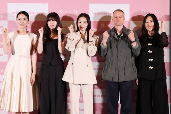 (왼쪽부터) 배우 김주령, 안서현, 김민하, 프레드릭 쇨베르 감독, 최성재(샤론 최) 작가가 26일 서울 용산구 CGV아이파크몰에서 열린 영화 '하나 코리아' 시사회 및 기자간담회에서 포즈를 취하고 있다. 〈사진=연합뉴스〉